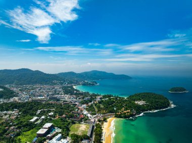 Hava manzarası güzel deniz yüzeyi arka planı, inanılmaz dalgalar okyanusu bulutlarla kaplıyor.