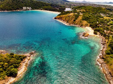 Üst görünüm deniz dalgaları doğa arkaplanı, kayalara çarpan inanılmaz dalgalar deniz manzarası