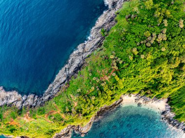 Üst görünüm deniz dalgaları doğa arkaplanı, kayalara çarpan inanılmaz dalgalar deniz manzarası