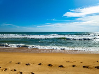 Hava manzarası güzel deniz yüzeyi arka planı, inanılmaz dalgalar okyanusu bulutlarla kaplıyor.