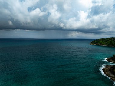 Hava manzarası güzel deniz yüzeyi arka planı, inanılmaz dalgalar okyanusu bulutlarla kaplıyor.