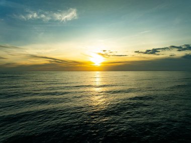 Hava manzarası güzel deniz yüzeyi arka planı, inanılmaz dalgalar okyanusu bulutlarla kaplıyor.