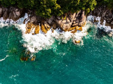 Üst görünüm deniz dalgaları doğa arkaplanı, kayalara çarpan inanılmaz dalgalar deniz manzarası