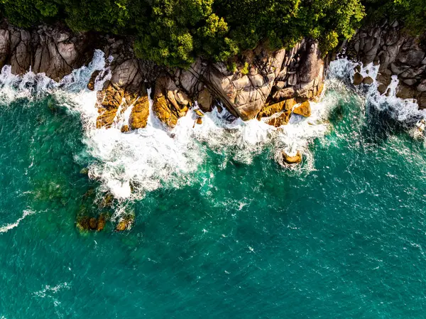 Üst görünüm deniz dalgaları doğa arkaplanı, kayalara çarpan inanılmaz dalgalar deniz manzarası