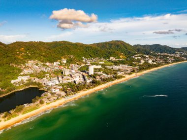 Phuket Tayland 'daki Karon plajı doğa arka planı, inanılmaz sahil manzarası.