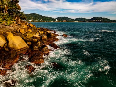 Üst görünüm deniz dalgaları doğa arkaplanı, kayalara çarpan inanılmaz dalgalar deniz manzarası