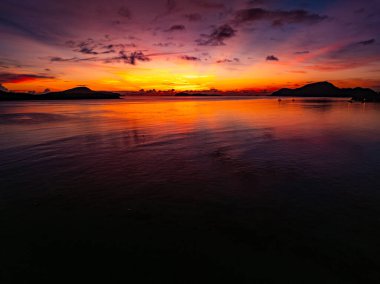 Deniz batımı ya da gün doğumu gökyüzü doğa arka planı, inanılmaz günbatımı manzarası