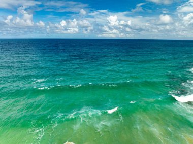 Hava manzarası güzel deniz yüzeyi arka planı, inanılmaz dalgalar okyanusu bulutlarla kaplıyor.