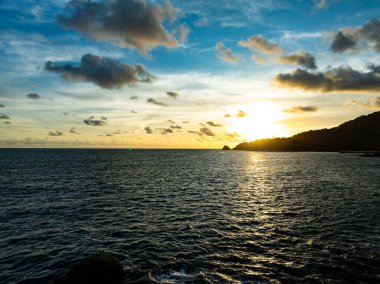 Hava manzarası güzel deniz yüzeyi arka planı, inanılmaz dalgalar okyanusu bulutlarla kaplıyor.