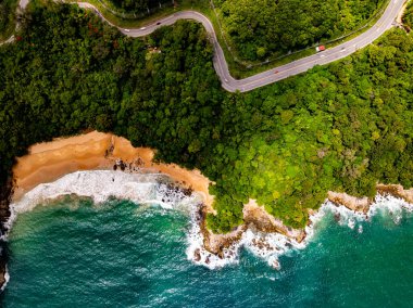 Üst görünüm deniz dalgaları doğa arkaplanı, kayalara çarpan inanılmaz dalgalar deniz manzarası