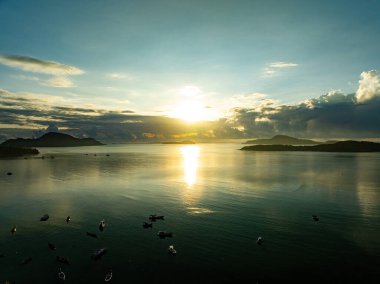 Hava manzarası güzel deniz yüzeyi arka planı, inanılmaz dalgalar okyanusu bulutlarla kaplıyor.