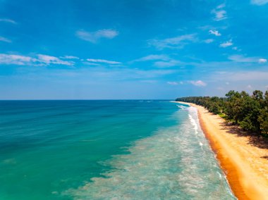 Hava manzarası güzel deniz yüzeyi arka planı, inanılmaz dalgalar okyanusu bulutlarla kaplıyor.
