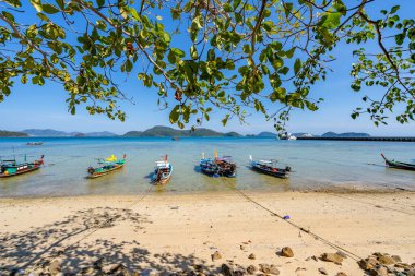 Güzel plaj arka planı, Phuket sahilinde boş tropikal plajı olan doğal manzara güneşli bir günde Tayland, deniz ve deniz, sahil bölgesi doğa arka planı.