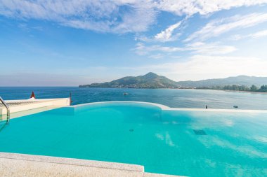 Lüks villa ile tropik deniz modern tasarım, yaz tatili ve seyahat arka planı konsepti deniz manzaralı