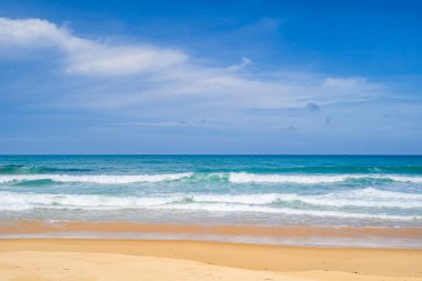 Güzel plaj arka planı, Phuket sahilinde boş tropikal plajı olan doğal manzara güneşli bir günde Tayland, deniz ve deniz, sahil bölgesi doğa arka planı.