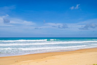 Güzel plaj arka planı, Phuket sahilinde boş tropikal plajı olan doğal manzara güneşli bir günde Tayland, deniz ve deniz, sahil bölgesi doğa arka planı.
