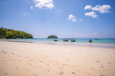 Güzel plaj arka planı, Phuket sahilinde boş tropikal plajı olan doğal manzara güneşli bir günde Tayland, deniz ve deniz, sahil bölgesi doğa arka planı.