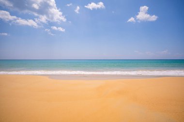 Güzel plaj arka planı, Phuket sahilinde boş tropikal plajı olan doğal manzara güneşli bir günde Tayland, deniz ve deniz, sahil bölgesi doğa arka planı.
