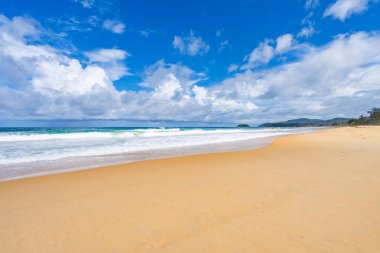 Güzel plaj arka planı, Phuket sahilinde boş tropikal plajı olan doğal manzara güneşli bir günde Tayland, deniz ve deniz, sahil bölgesi doğa arka planı.