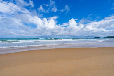 Güzel plaj arka planı, Phuket sahilinde boş tropikal plajı olan doğal manzara güneşli bir günde Tayland, deniz ve deniz, sahil bölgesi doğa arka planı.