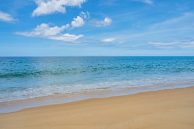 Güzel plaj arka planı, Phuket sahilinde boş tropikal plajı olan doğal manzara güneşli bir günde Tayland, deniz ve deniz, sahil bölgesi doğa arka planı.