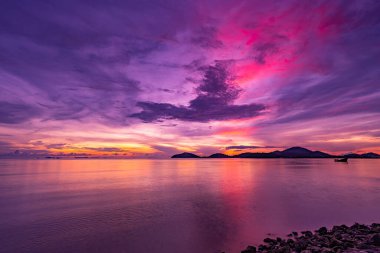 İnanılmaz gün batımı ya da okyanusa düşen dalgalarla birlikte gün doğumu gökyüzü, deniz manzarası doğa rengarenk arkaplan