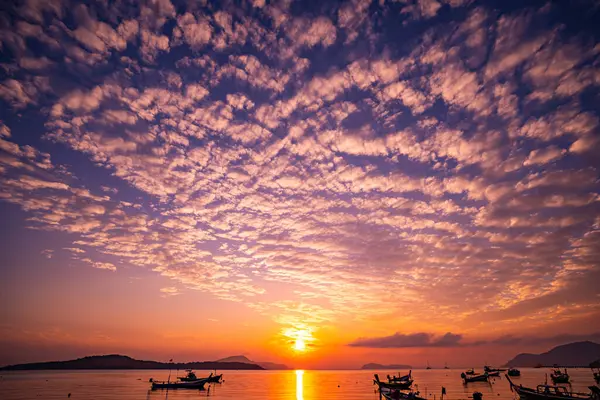 İnanılmaz gün batımı ya da okyanusa düşen dalgalarla birlikte gün doğumu gökyüzü, deniz manzarası doğa rengarenk arkaplan
