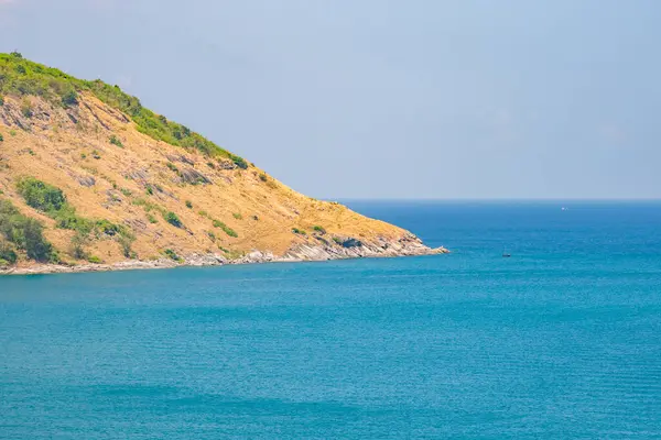 Okyanusta küçük dalgaların oluşturduğu muhteşem deniz manzarası, deniz manzarası mavi gökyüzü arka planı