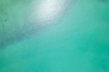 Hava manzaralı güzel deniz yüzeyi arka planı, inanılmaz dalgalar okyanus arka planını şekillendiriyor.