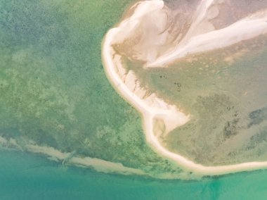 Laem 'de turkuaz deniz bulunan kumsalın havadan görünüşü Koh khao yai Phang Nga Tayland, yaz ve yaz tatili konseptine sahipti.