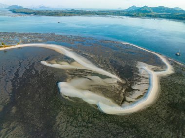 Laem 'de turkuaz deniz bulunan kumsalın havadan görünüşü Koh khao yai Phang Nga Tayland, yaz ve yaz tatili konseptine sahipti.