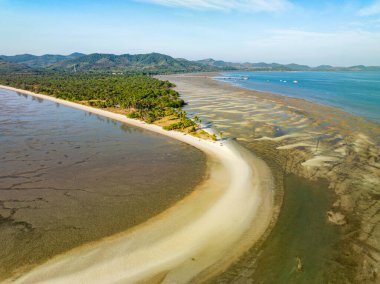 Laem 'de turkuaz deniz bulunan kumsalın havadan görünüşü Koh khao yai Phang Nga Tayland, yaz ve yaz tatili konseptine sahipti.