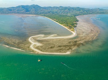 Laem 'de turkuaz deniz bulunan kumsalın havadan görünüşü Koh khao yai Phang Nga Tayland, yaz ve yaz tatili konseptine sahipti.