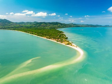 Laem 'de turkuaz deniz bulunan kumsalın havadan görünüşü Koh khao yai Phang Nga Tayland, yaz ve yaz tatili konseptine sahipti.