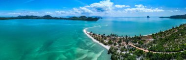 Laem 'de turkuaz deniz bulunan kumsalın havadan görünüşü Koh khao yai Phang Nga Tayland, yaz ve yaz tatili konseptine sahipti.