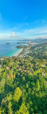 Tayland 'ın Phuket Adası' nda dağları olan güzel sahil denizi