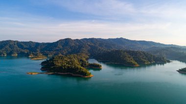 Güzel manzara manzarası sabah su yüzeyine yansıyan ışık, göl ya da göl manzarası