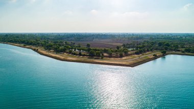 Güzel manzara manzarası sabah su yüzeyine yansıyan ışık, göl ya da göl manzarası