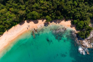 Üst görünüm deniz dalgaları doğa arkaplanı, kayalara çarpan inanılmaz dalgalar deniz manzarası
