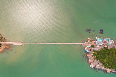 Tropikal denizde küçük köprüsü olan güzel küçük bir ada. Koh faresi suratthani Tayland 'ı barındırıyor.