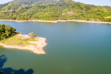 Yukarıdan aşağı yağmur ormanı baraj çevresinde asfalt yol ile Drone havadan görünümden