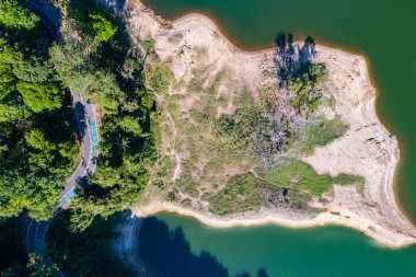Üst görünüm deniz dalgaları doğa arkaplanı, kayalara çarpan inanılmaz dalgalar deniz manzarası