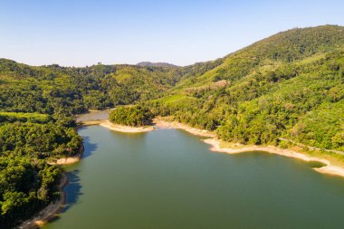 Yukarıdan aşağı yağmur ormanı baraj çevresinde asfalt yol ile Drone havadan görünümden