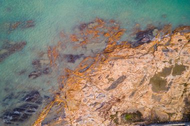 Üst görünüm deniz dalgaları doğa arkaplanı, kayalara çarpan inanılmaz dalgalar deniz manzarası