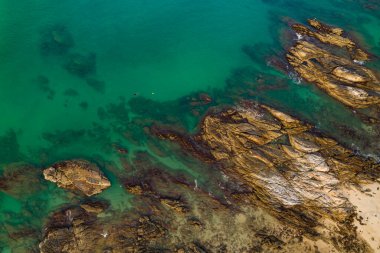 Üst görünüm deniz dalgaları doğa arkaplanı, kayalara çarpan inanılmaz dalgalar deniz manzarası