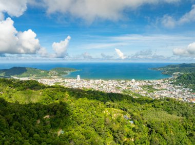 Phuket Tayland 'da yüksek açılı Patong körfezi, yağmur ormanlarıyla kaplı.