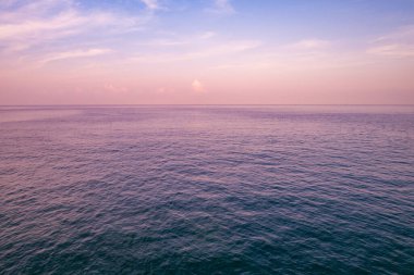 İnanılmaz gün batımı ya da gün doğumu gökyüzü manzarası, güzel doğa renkli arkaplan