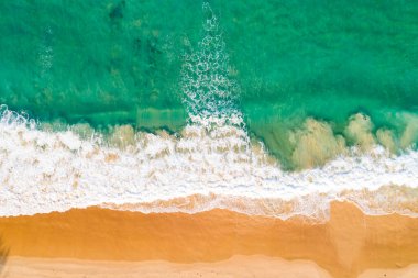 Hava manzaralı güzel deniz yüzeyi arka planı, inanılmaz dalgalar okyanus arka planını şekillendiriyor.