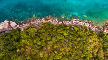 Üst görünüm deniz dalgaları doğa arkaplanı, kayalara çarpan inanılmaz dalgalar deniz manzarası