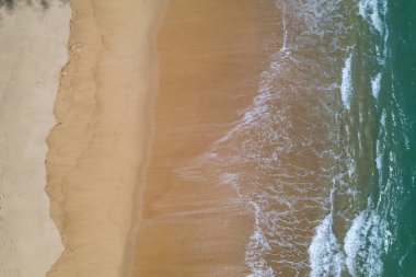 Sahilin en üst manzarası deniz doğası arka planı, inanılmaz dalgalar kumsal arka planı.